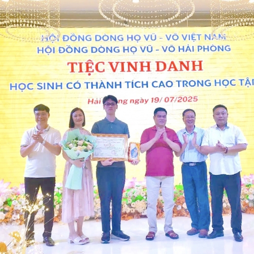 CHÁU VŨ THÀNH GIA – NIỀM TỰ HÀO DÒNG HỌ VŨ – VÕ HẢI PHÒNG, VINH DỰ NHẬN BẰNG KHEN VÀ KỶ NIỆM CHƯƠNG CỦA HỘI ĐỒNG DÒNG HỌ